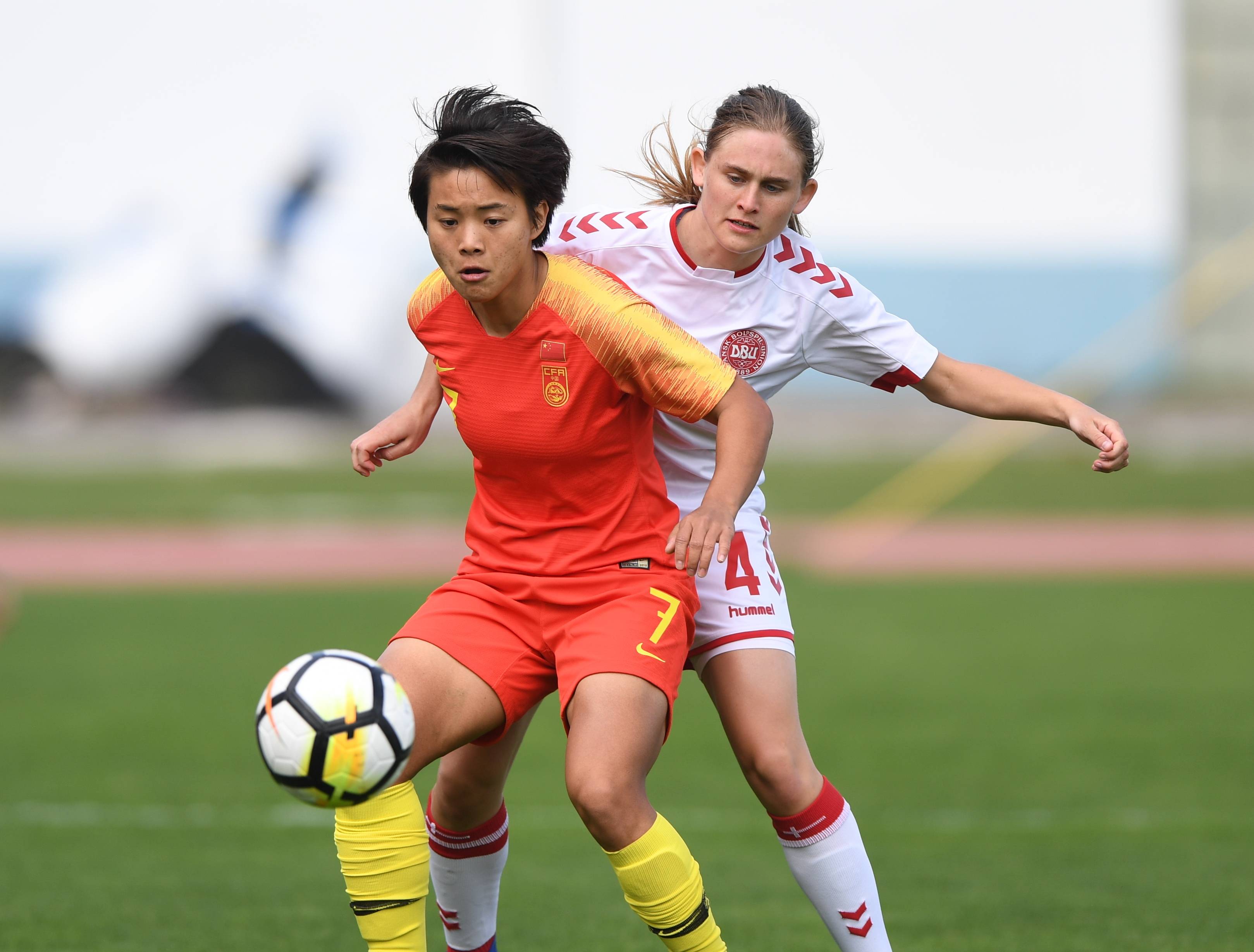 精湛技艺在女足比赛中得到充分展现