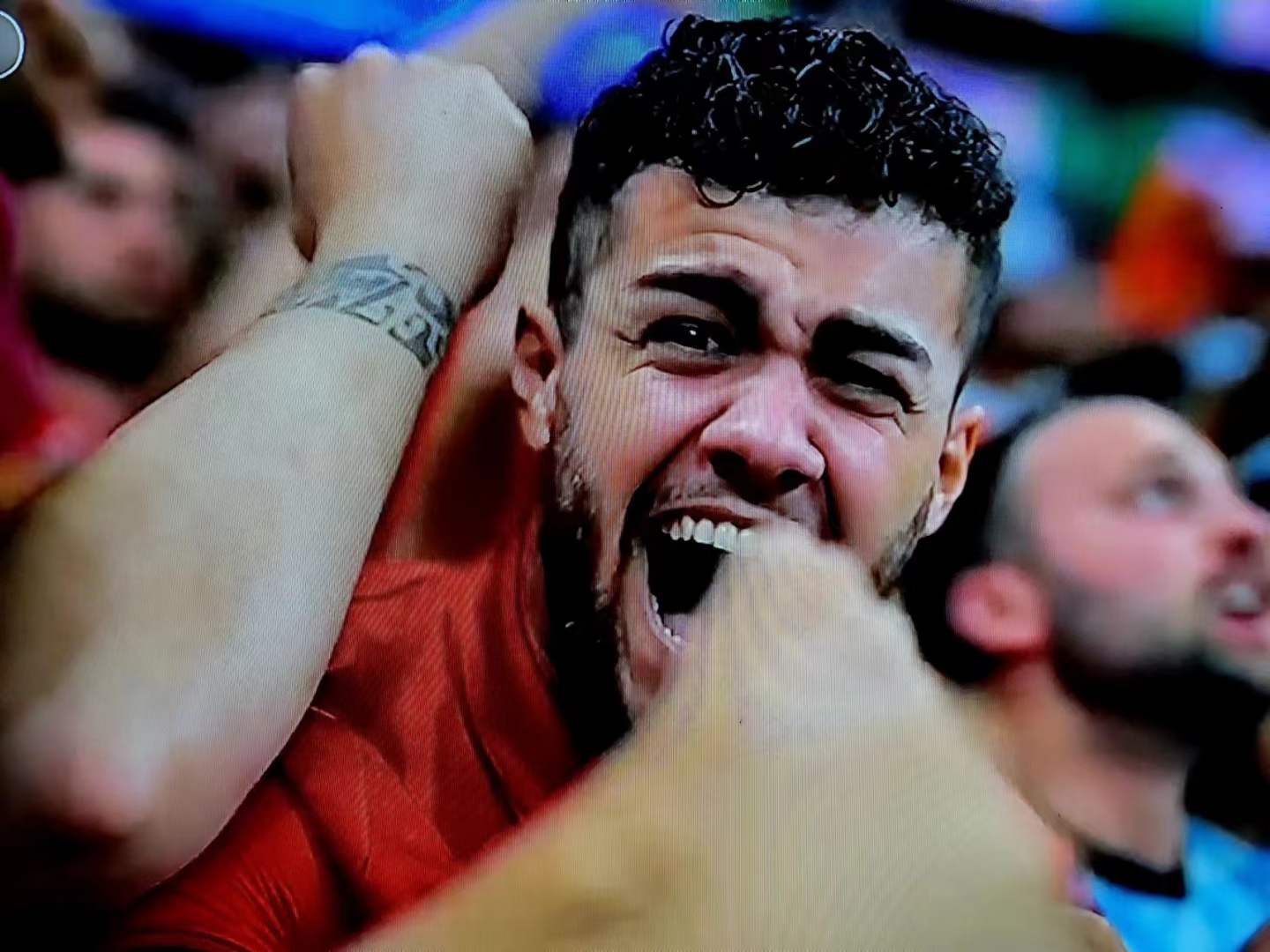 关于比赛中精彩瞬间，球员头球破门激发观众热情呐喊的信息