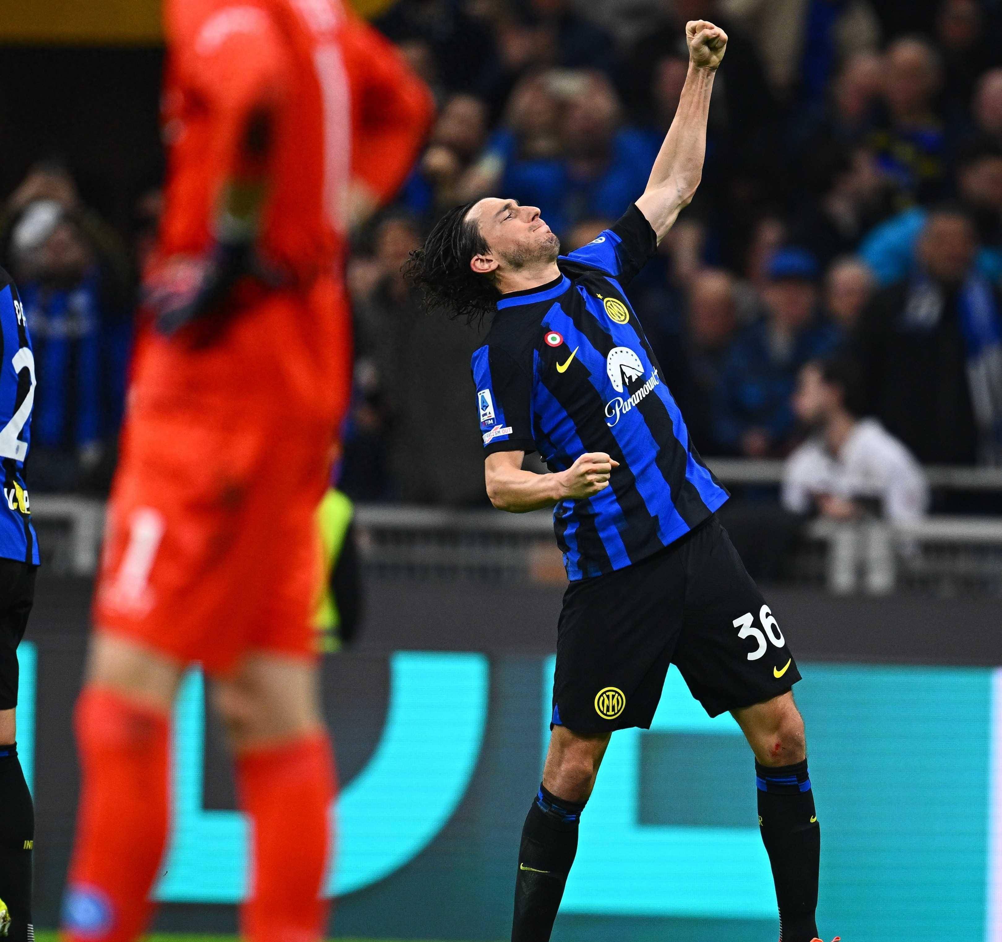 关于比赛中精彩瞬间，球员头球破门激发观众热情呐喊的信息