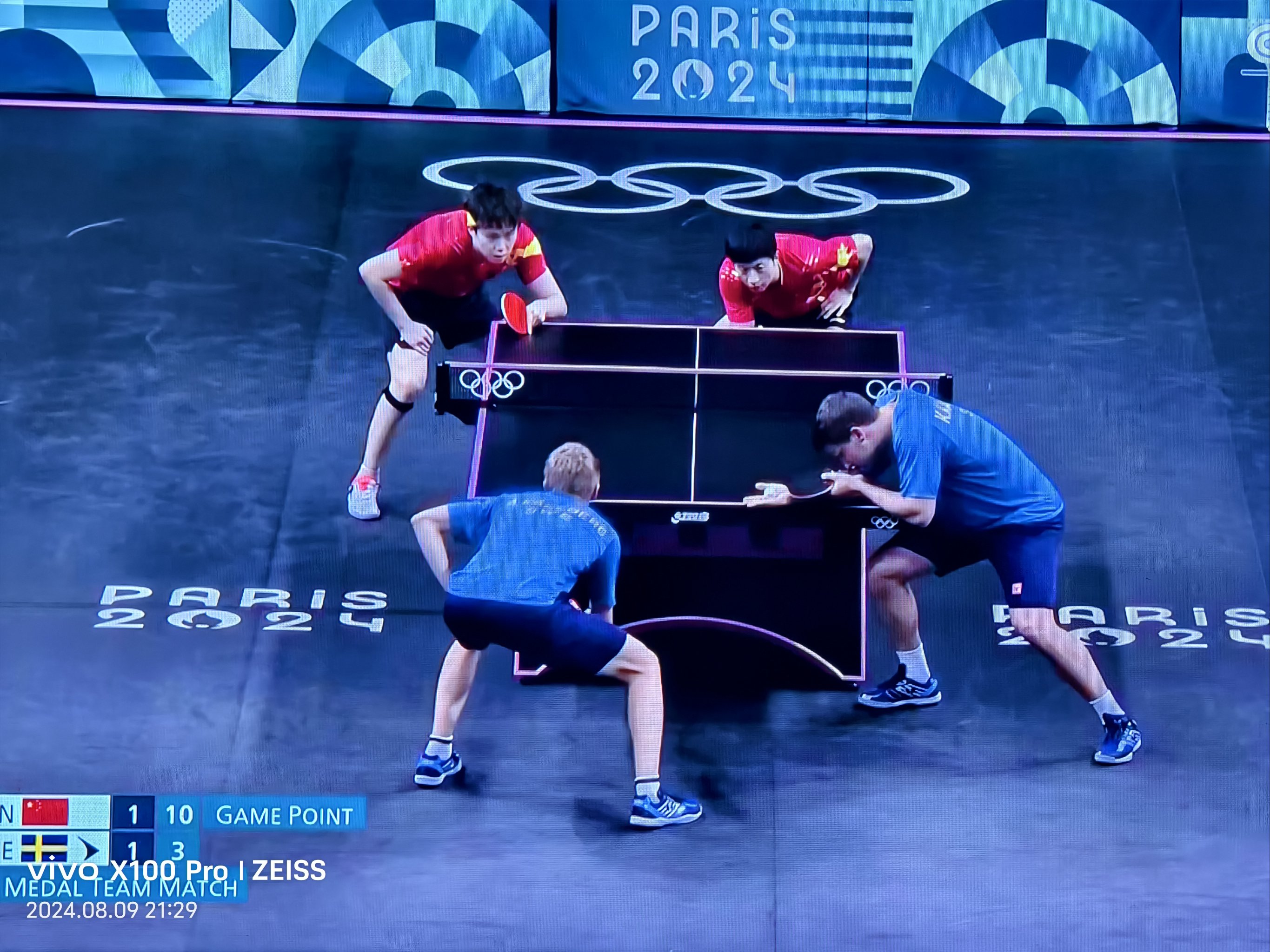 包含举重选手精气神高昂，挑战个人最好战胜强敌的词条