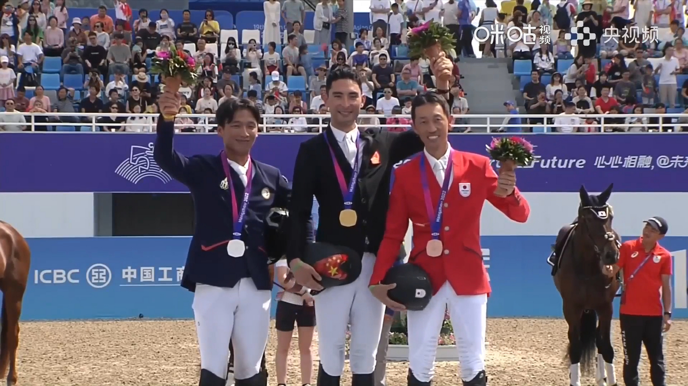 马术团体障碍赛：中国队勇夺金牌
