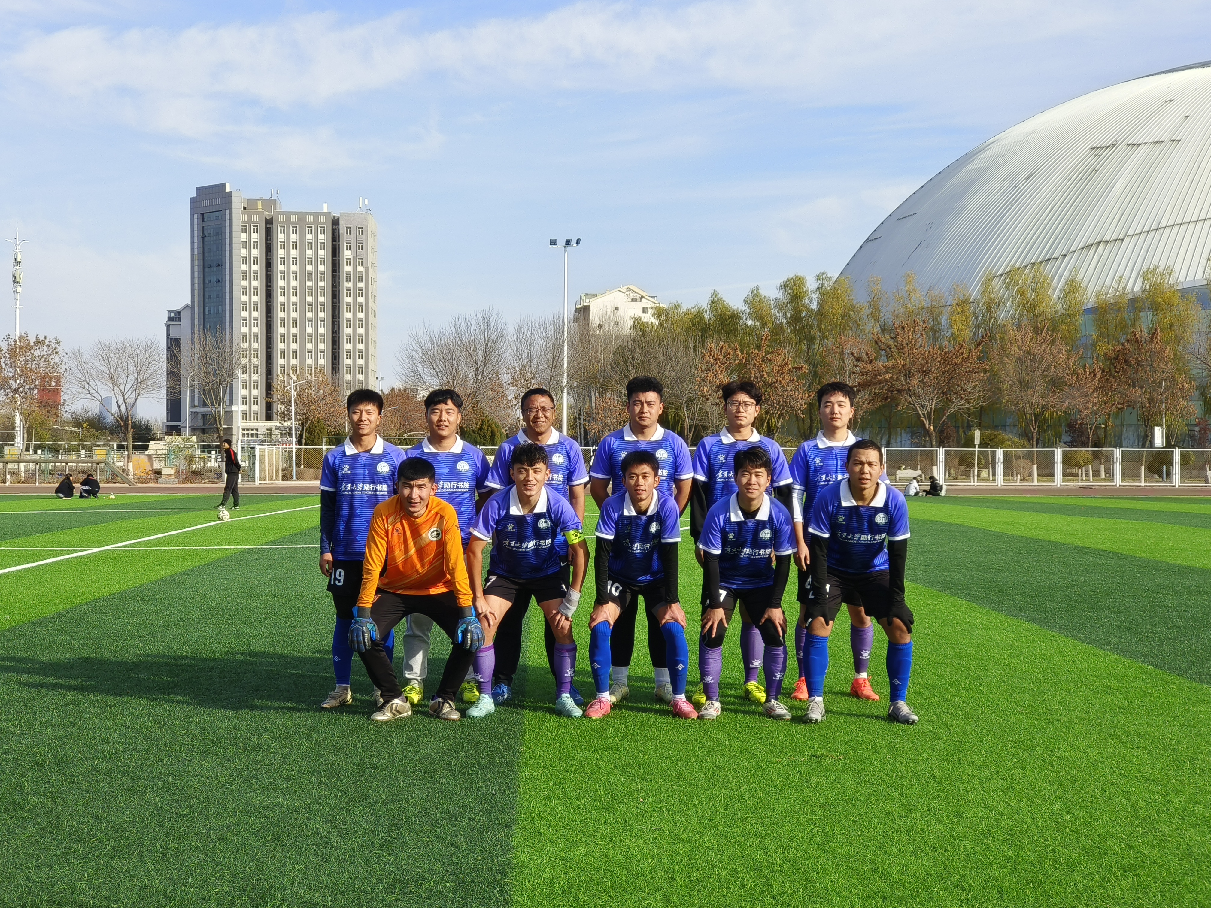 足球赛季火热展开，球队斗志高昂