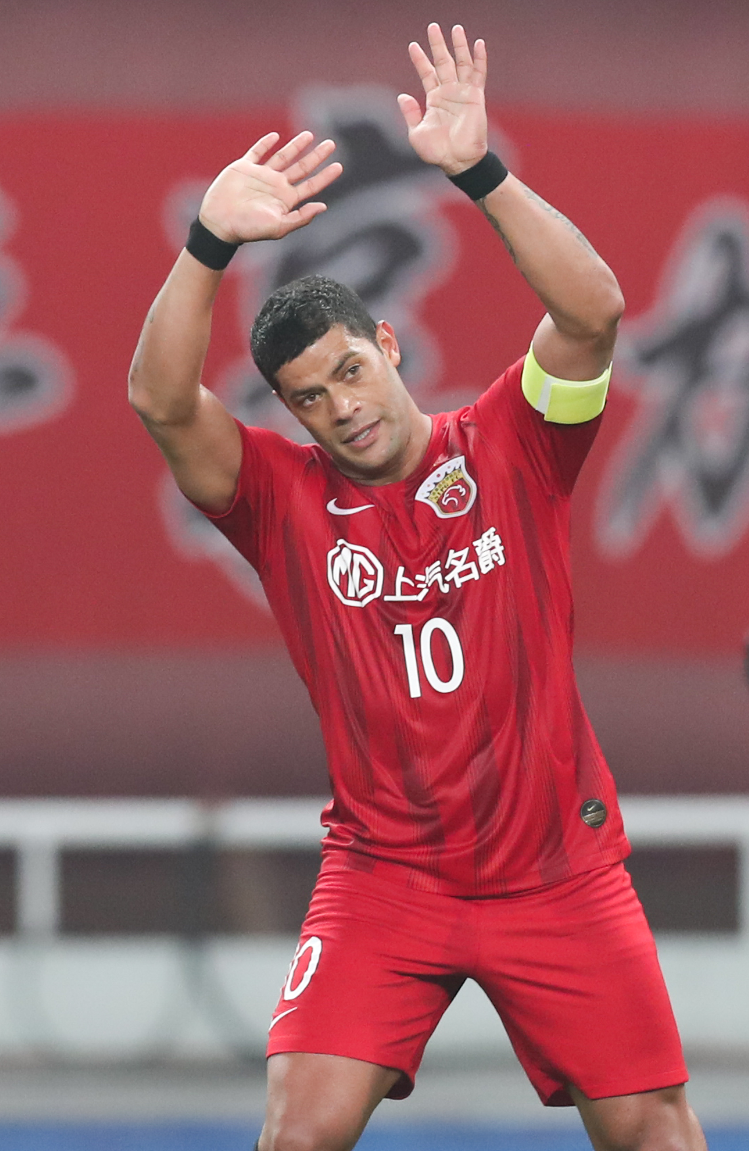 包含上海上港客场逆转，力保前三的词条