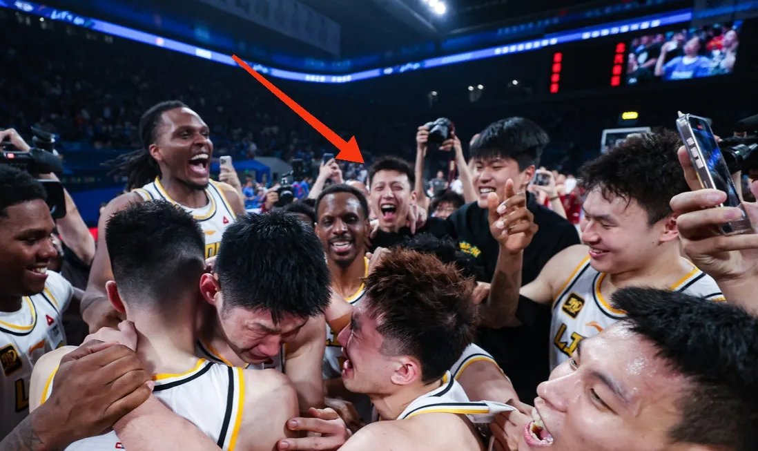 广东男篮夺冠，球迷欢呼声不断