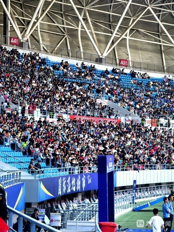比赛现场氛围热烈，球迷热情高涨