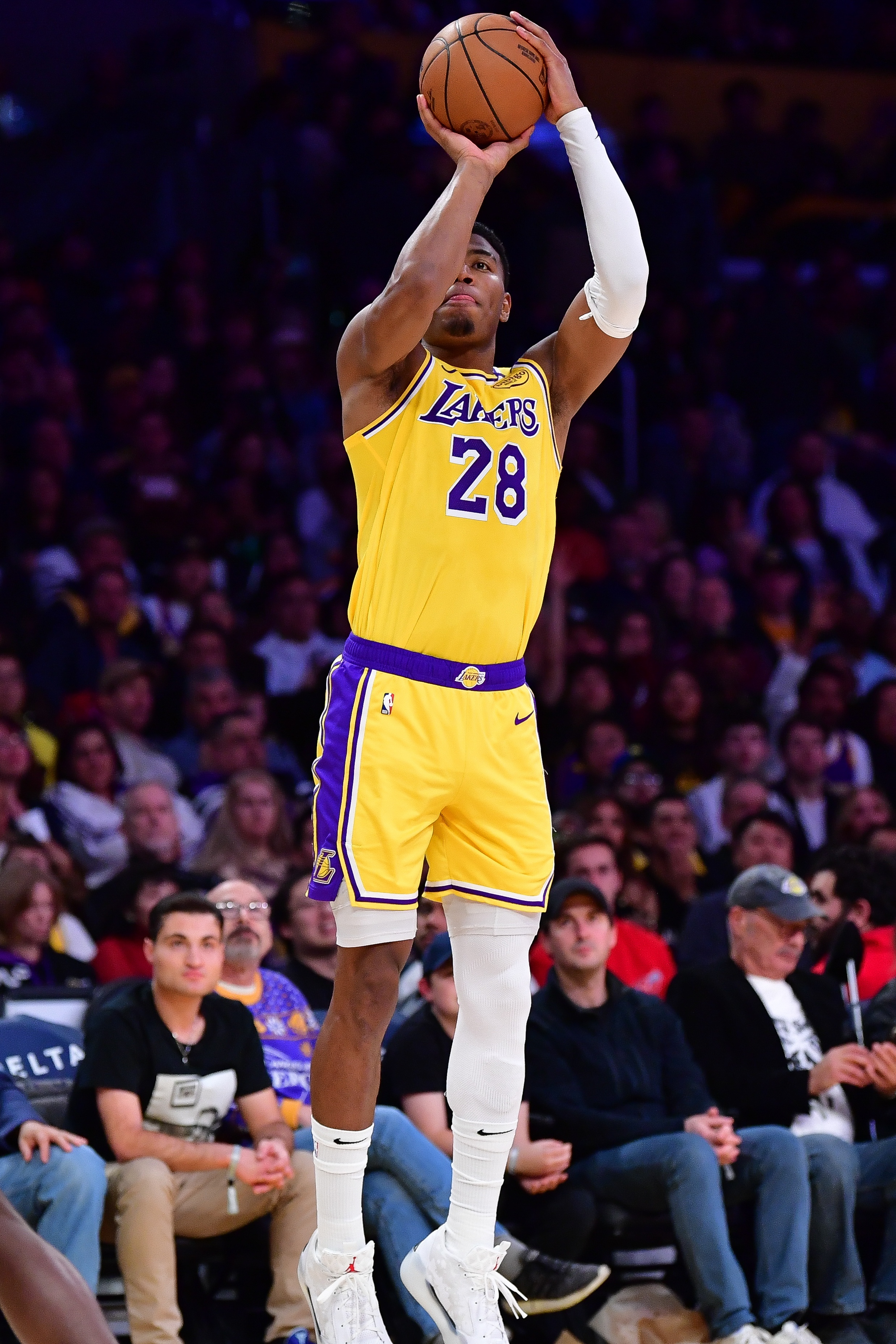 包含西甲｜湖人爆冷，球迷沸腾的词条