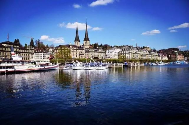 包含瑞士迎战秘鲁，争取晋级机会的词条