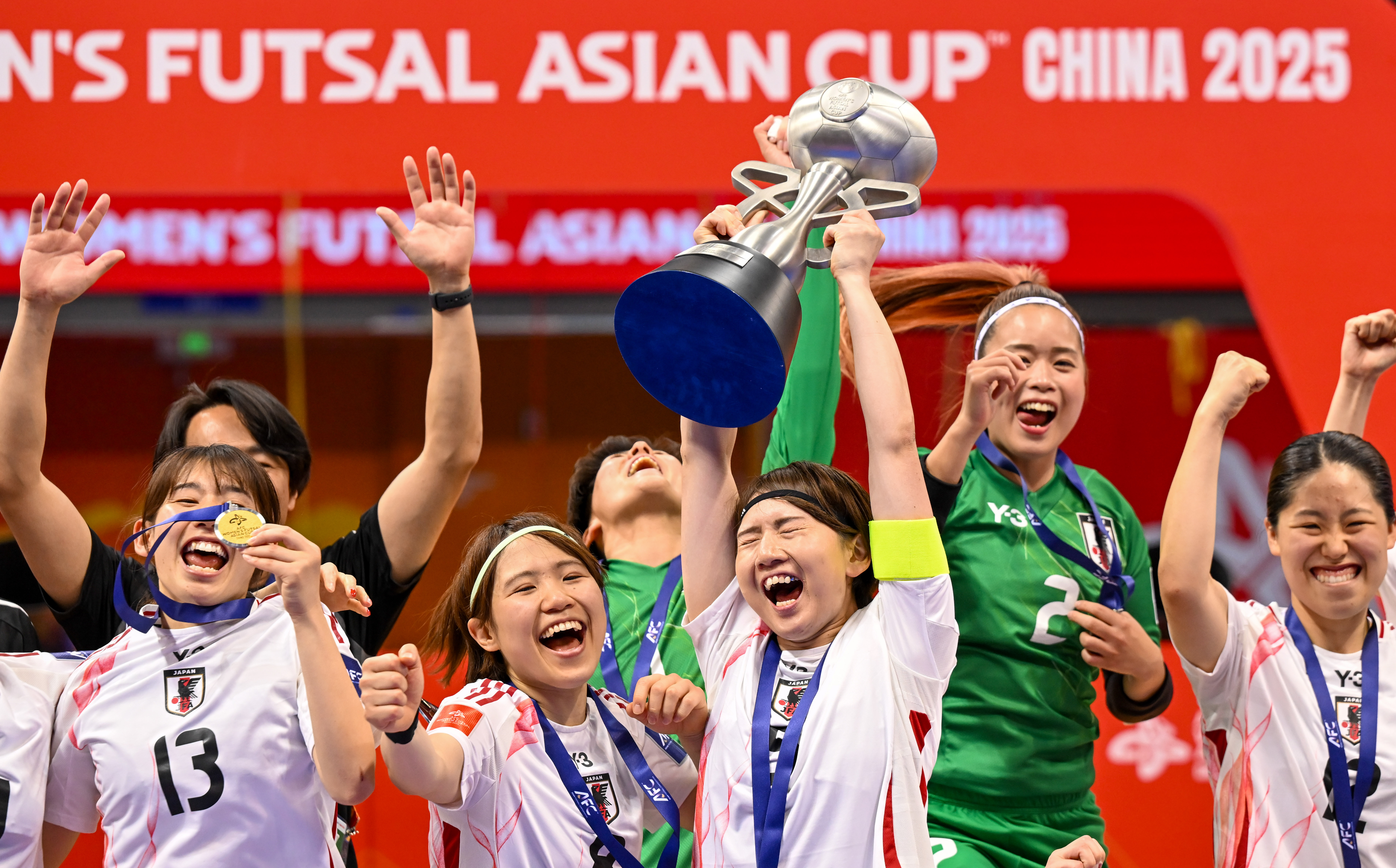 运动员在女子足球赛事中创造辉煌战绩