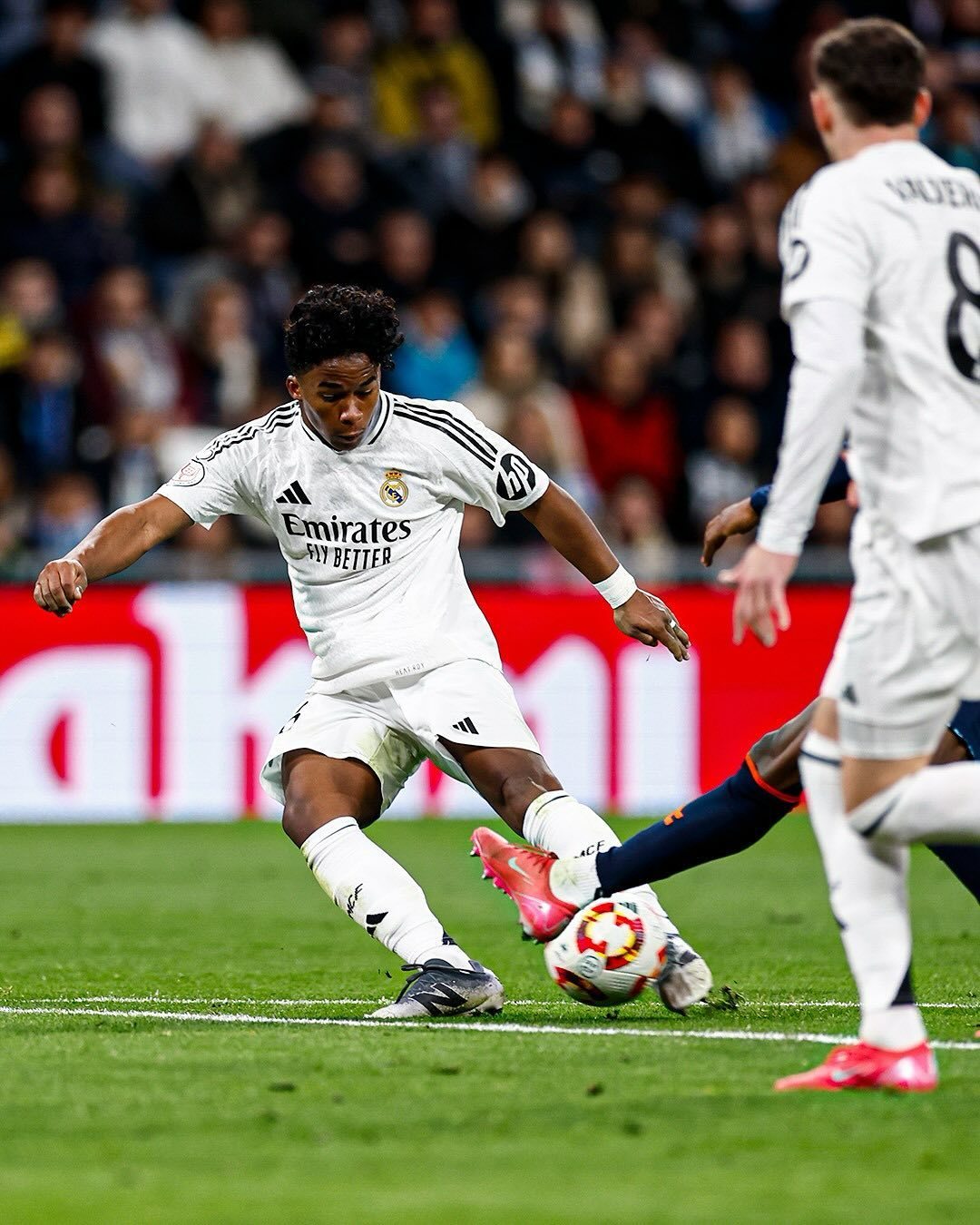 阿森西奥反转绝杀！皇马客场2-1逆转次席积分榜重返榜首的简单介绍