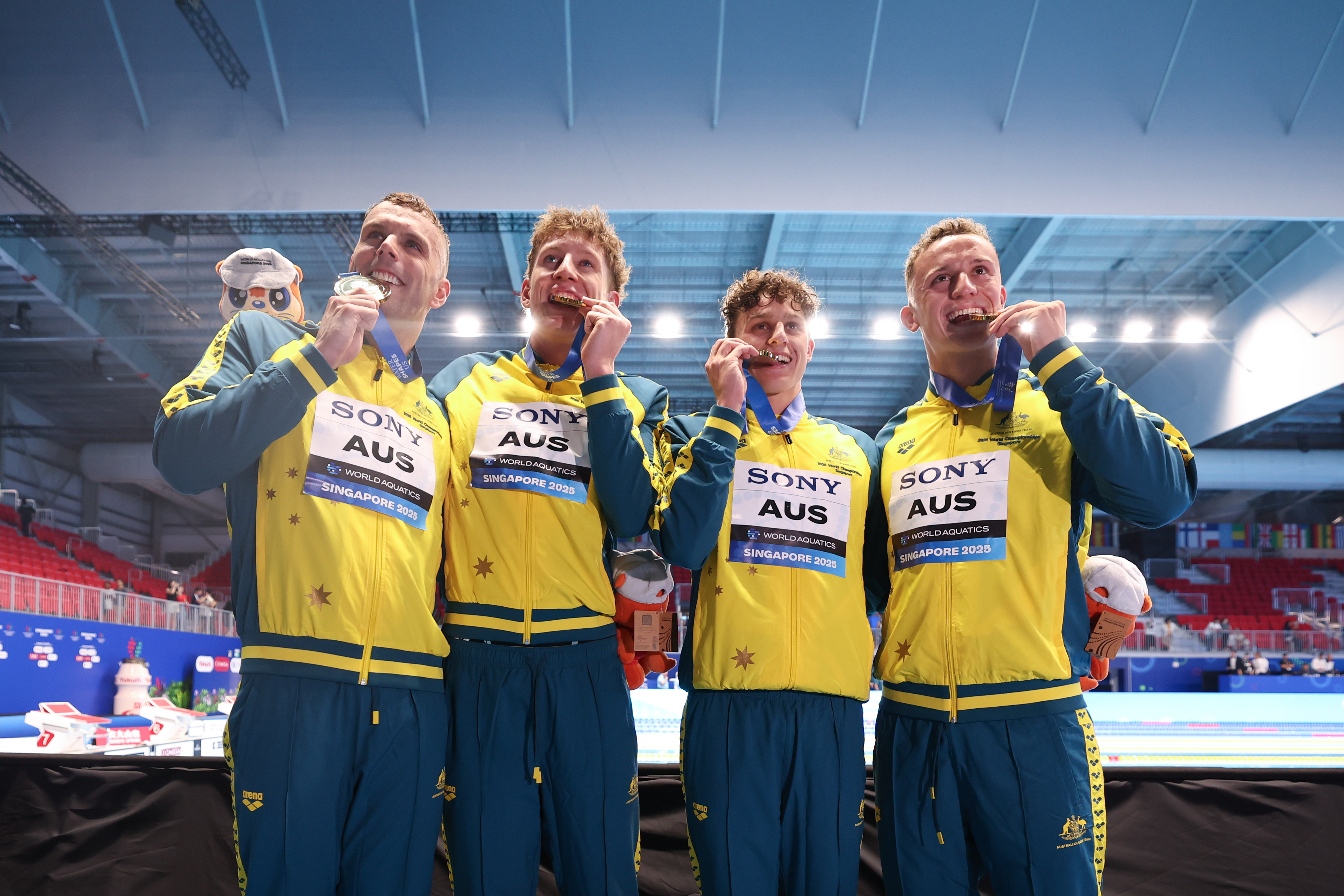 游泳比赛女子百米自由泳，澳洲选手破纪录夺冠！