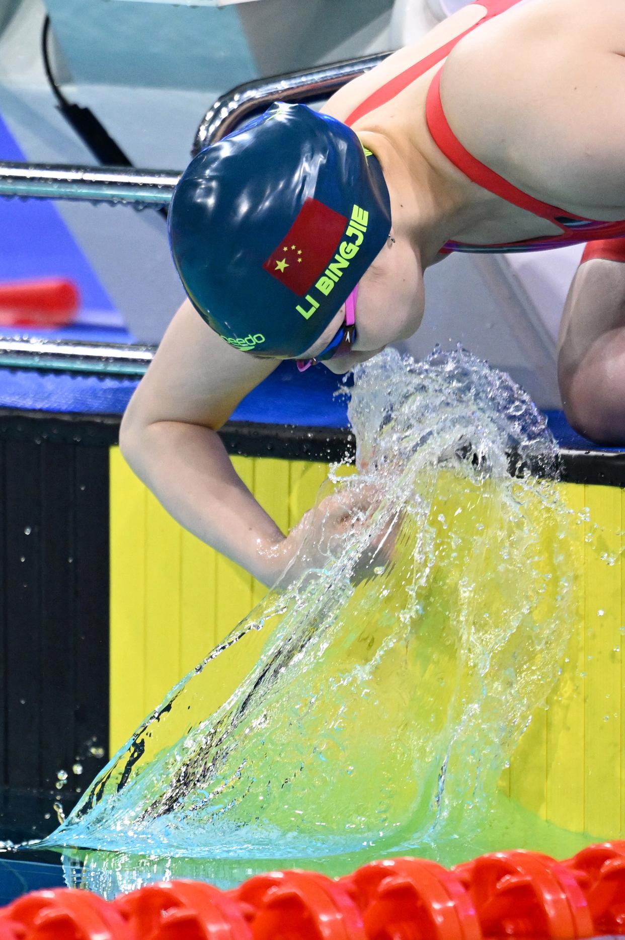 游泳比赛女子百米自由泳，澳洲选手破纪录夺冠！