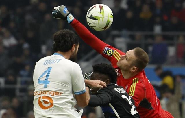 马赛实力突出，成功逆转晋级