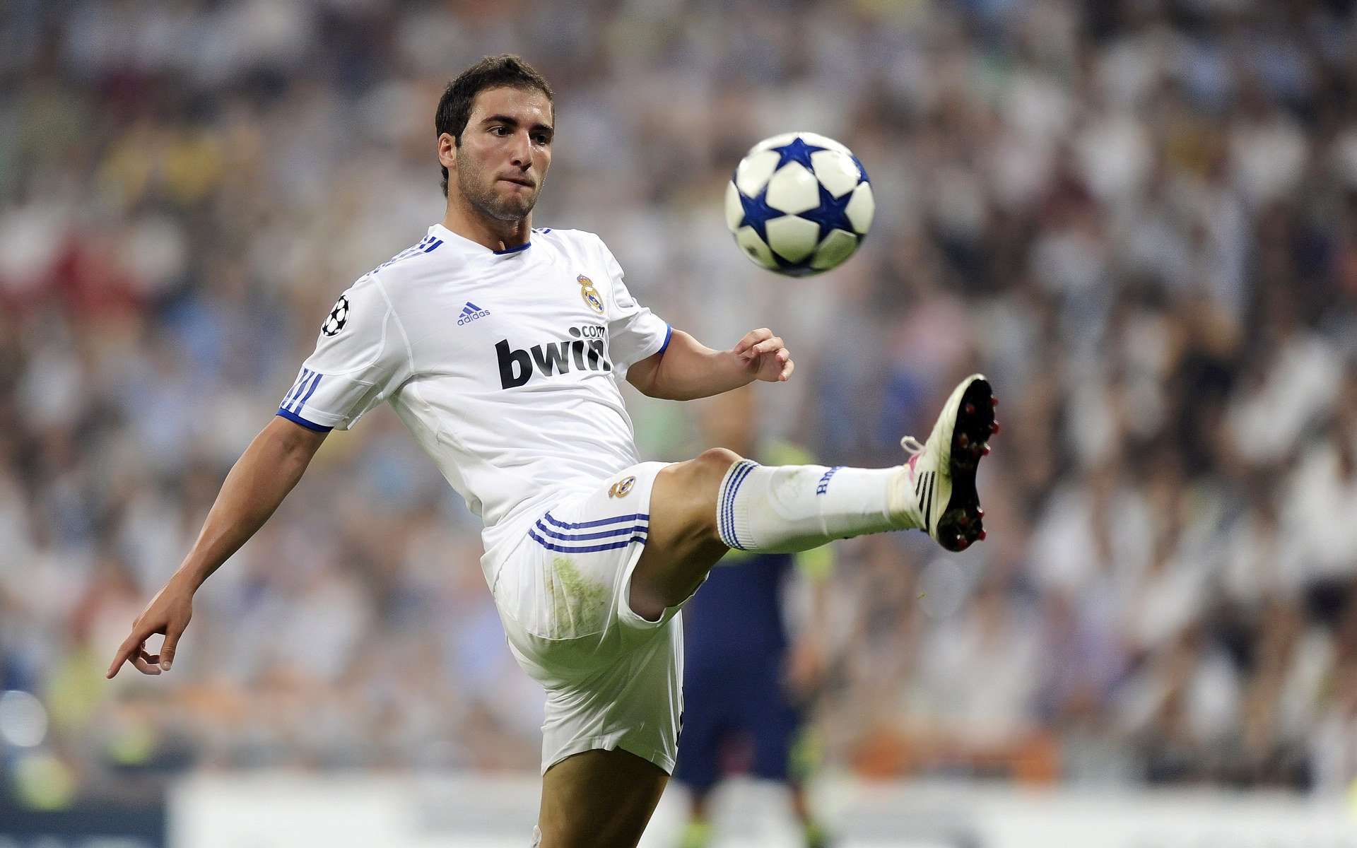 东方新贵对决卫冕之师,莱万单核驱动的杀伤美学