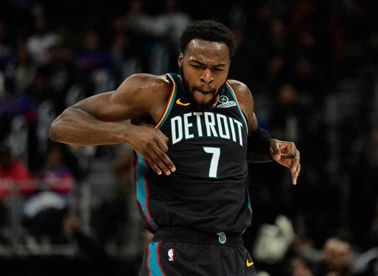 新疆队一波带走活塞,库里成为关键先生 新疆队一波带走活塞,库里成为关键先生