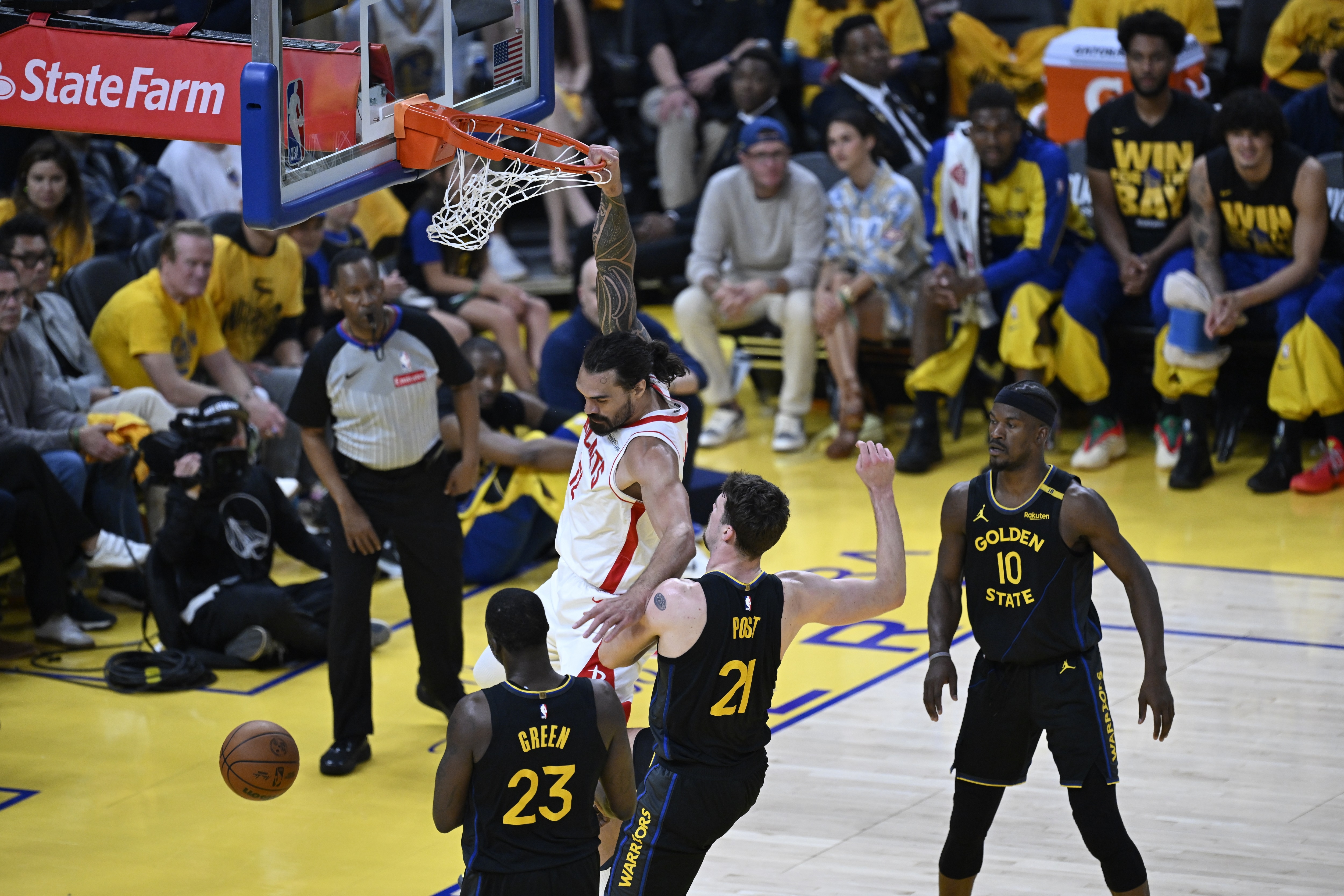 库里攻防转换核心，湖人压哨击败火箭